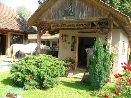 Kovaški in kolarski muzej družine Horvat